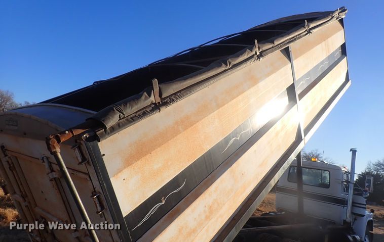 image for item DQ4983 1983 Mack R686ST  grain truck