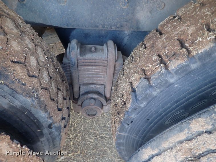 image for item DQ4983 1983 Mack R686ST  grain truck