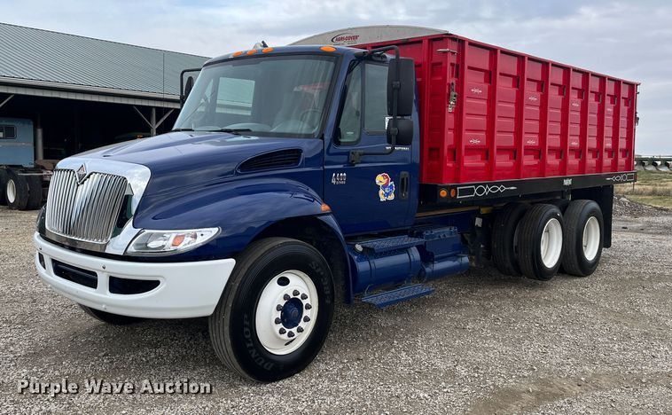 image for item DR7361 2003 International 4400  grain truck