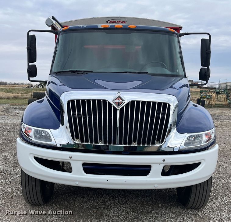 image for item DR7361 2003 International 4400  grain truck