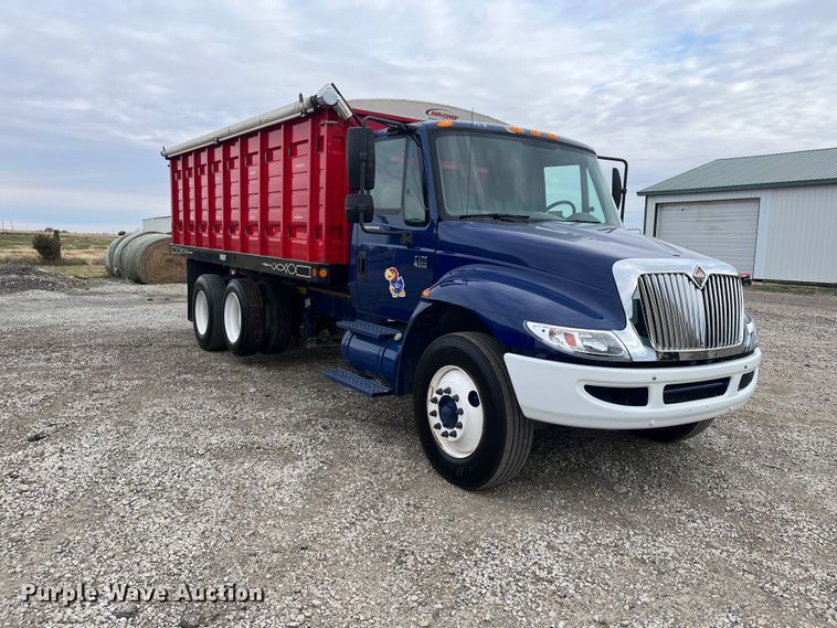 image for item DR7361 2003 International 4400  grain truck