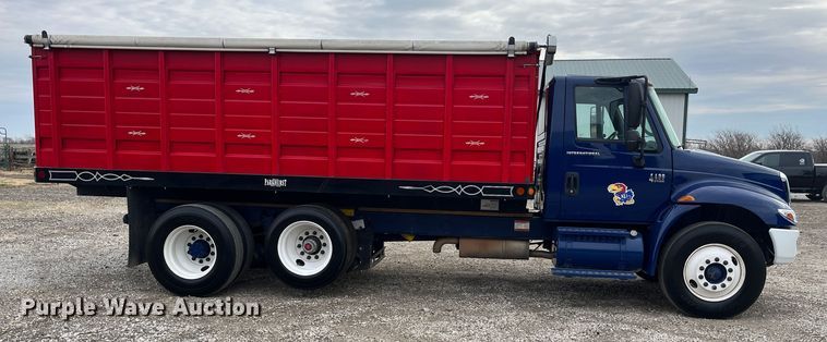 image for item DR7361 2003 International 4400  grain truck