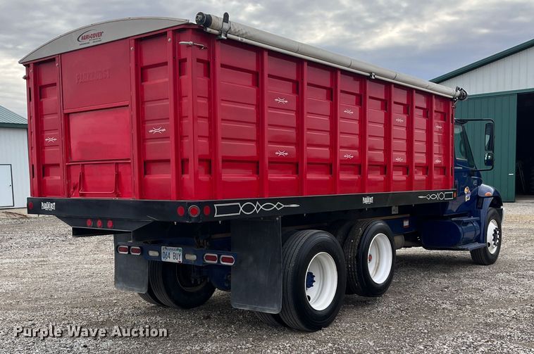 image for item DR7361 2003 International 4400  grain truck