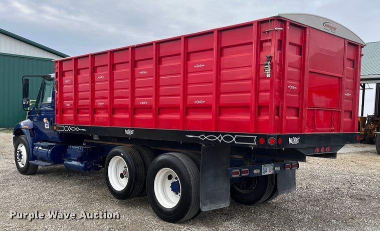 image for item DR7361 2003 International 4400  grain truck