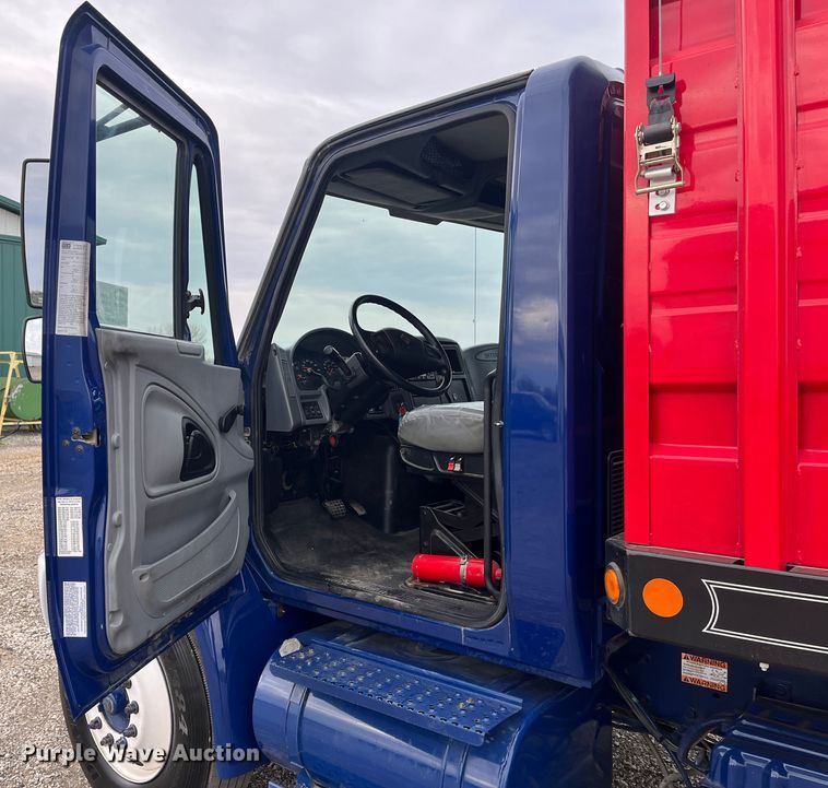 image for item DR7361 2003 International 4400  grain truck