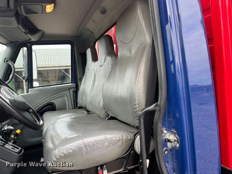 image for item DR7361 2003 International 4400  grain truck