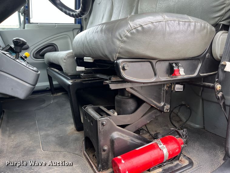 image for item DR7361 2003 International 4400  grain truck