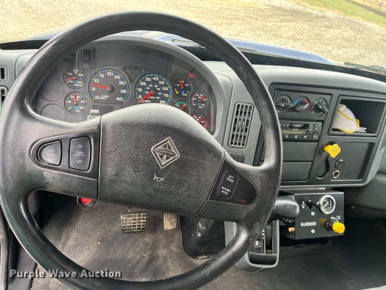 image for item DR7361 2003 International 4400  grain truck