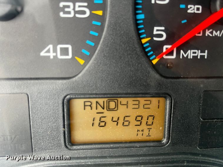 image for item DR7361 2003 International 4400  grain truck