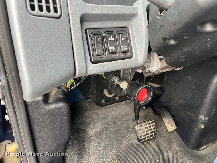 image for item DR7361 2003 International 4400  grain truck