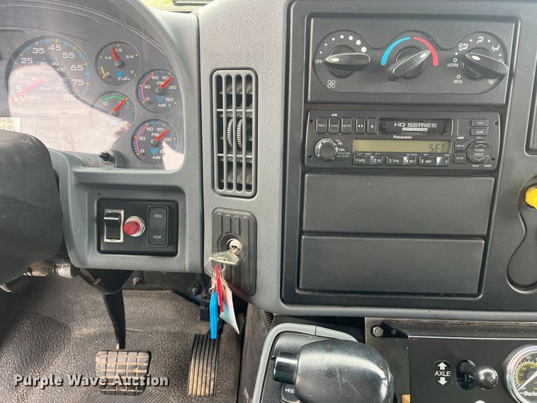 image for item DR7361 2003 International 4400  grain truck