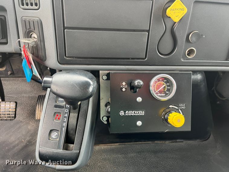 image for item DR7361 2003 International 4400  grain truck