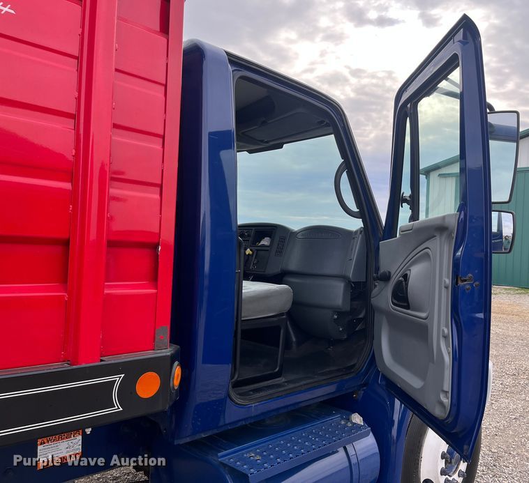 image for item DR7361 2003 International 4400  grain truck