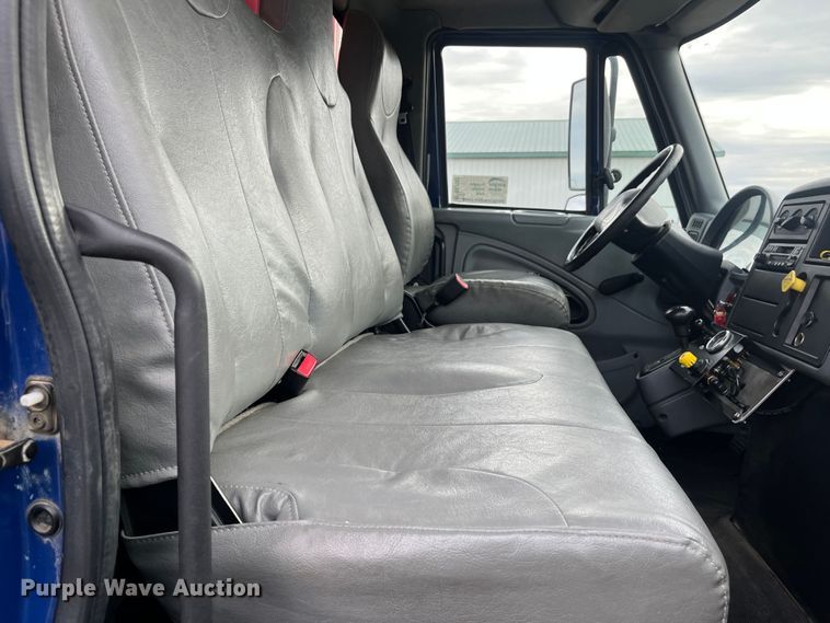 image for item DR7361 2003 International 4400  grain truck