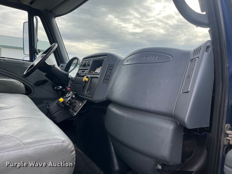 image for item DR7361 2003 International 4400  grain truck