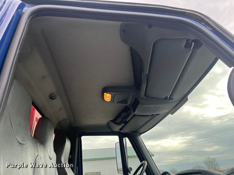 image for item DR7361 2003 International 4400  grain truck