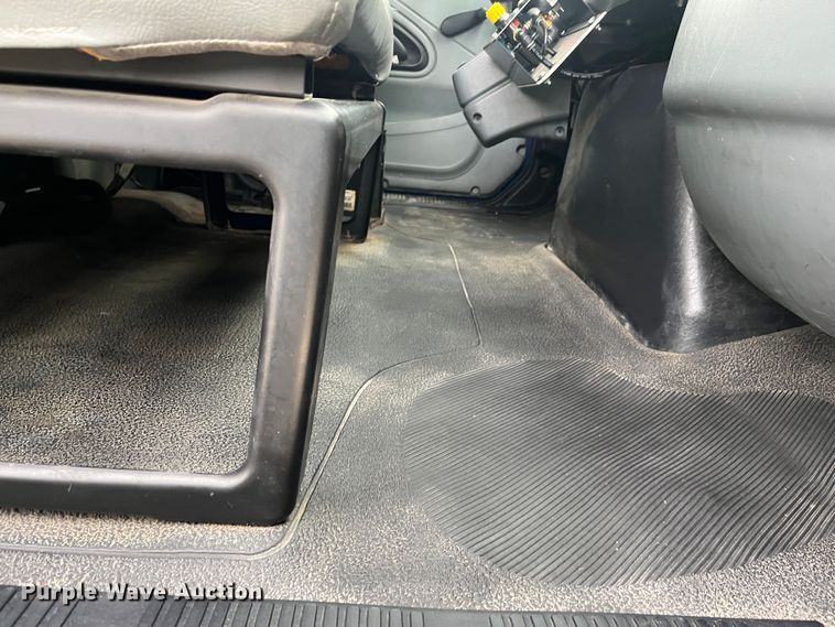 image for item DR7361 2003 International 4400  grain truck