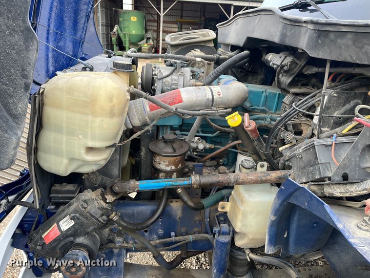 image for item DR7361 2003 International 4400  grain truck