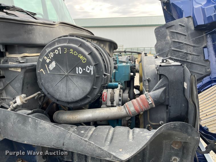 image for item DR7361 2003 International 4400  grain truck