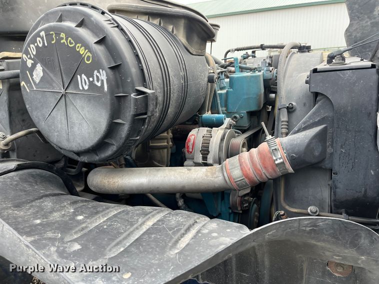 image for item DR7361 2003 International 4400  grain truck