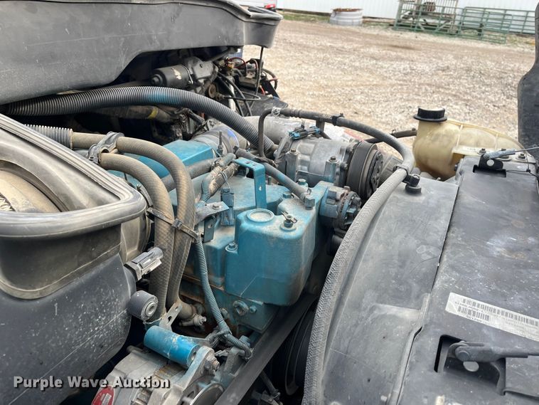 image for item DR7361 2003 International 4400  grain truck