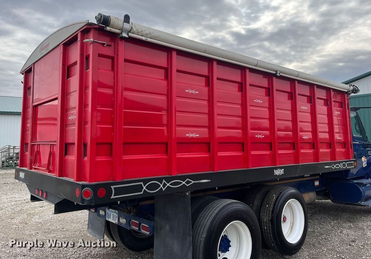 image for item DR7361 2003 International 4400  grain truck