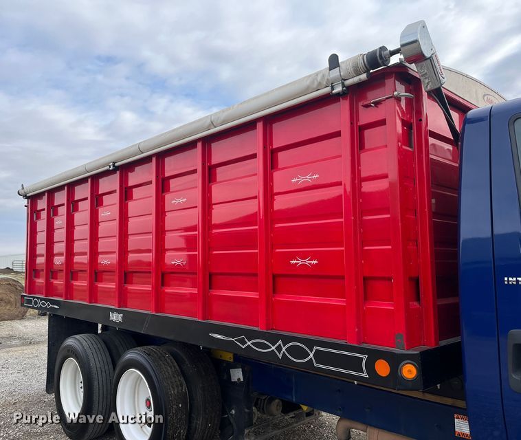 image for item DR7361 2003 International 4400  grain truck