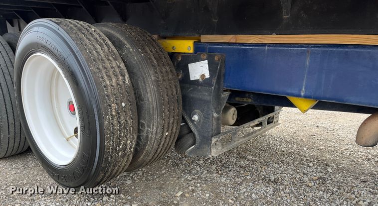 image for item DR7361 2003 International 4400  grain truck