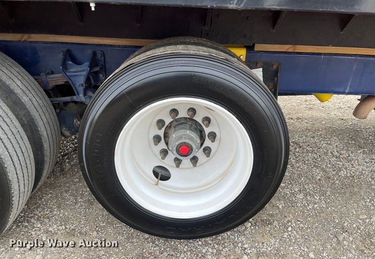 image for item DR7361 2003 International 4400  grain truck