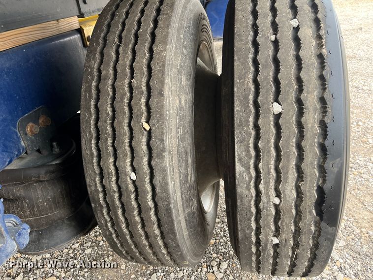 image for item DR7361 2003 International 4400  grain truck