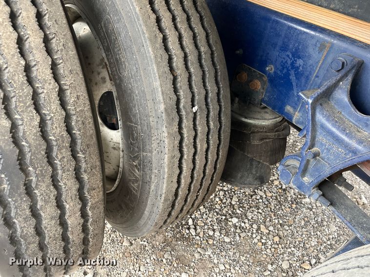 image for item DR7361 2003 International 4400  grain truck