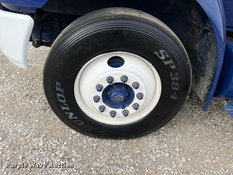 image for item DR7361 2003 International 4400  grain truck