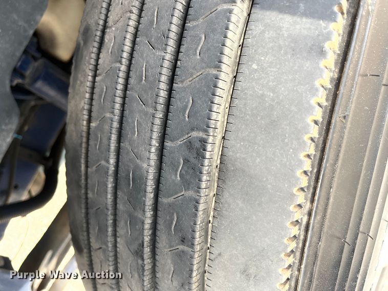 image for item DR7361 2003 International 4400  grain truck