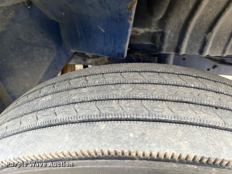 image for item DR7361 2003 International 4400  grain truck