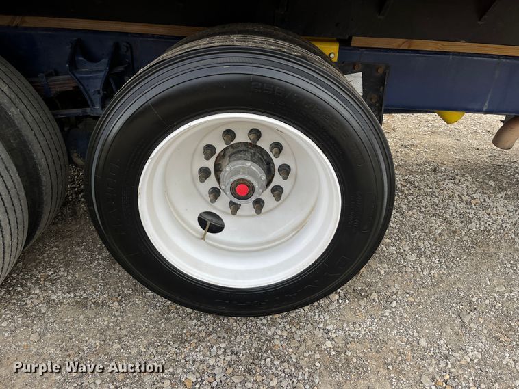 image for item DR7361 2003 International 4400  grain truck