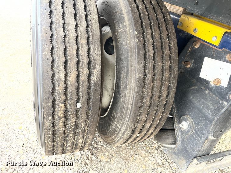 image for item DR7361 2003 International 4400  grain truck