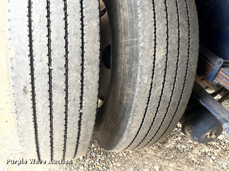 image for item DR7361 2003 International 4400  grain truck