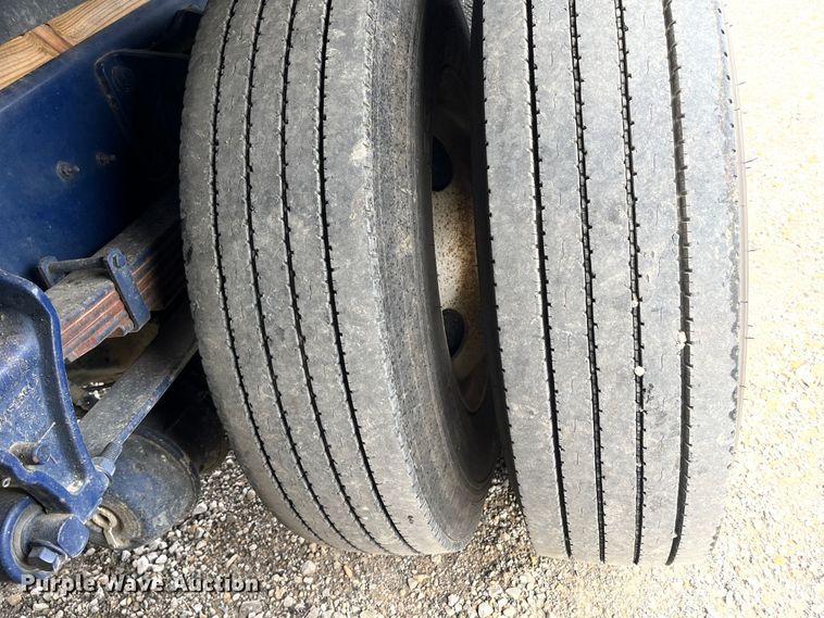 image for item DR7361 2003 International 4400  grain truck