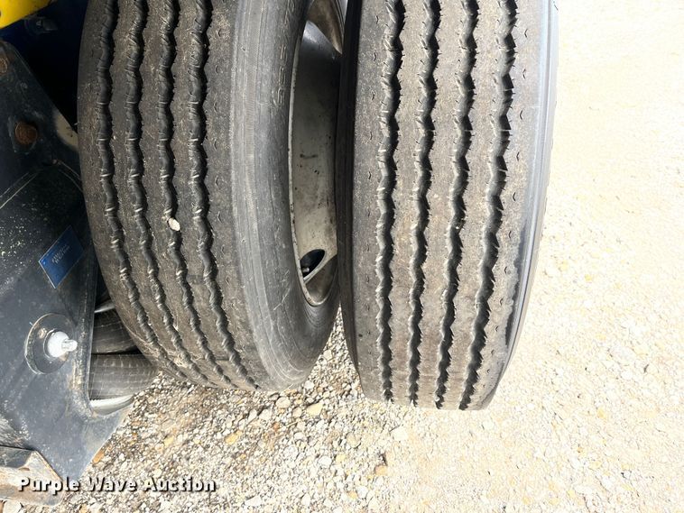 image for item DR7361 2003 International 4400  grain truck