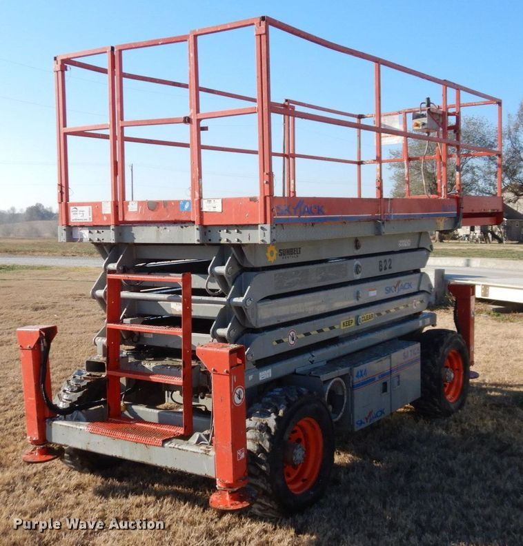 image for item DR8042 Skyjack SJ7135  scissor lift