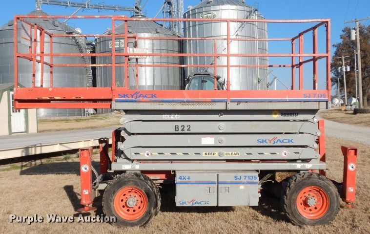 image for item DR8042 Skyjack SJ7135  scissor lift