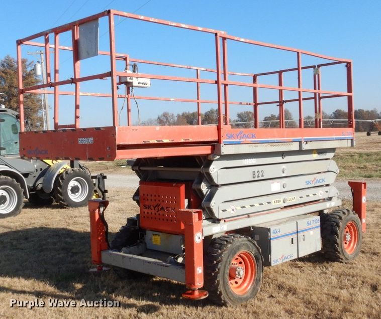 image for item DR8042 Skyjack SJ7135  scissor lift
