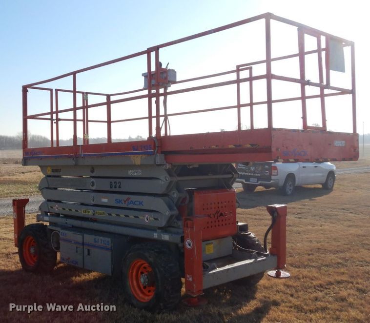 image for item DR8042 Skyjack SJ7135  scissor lift