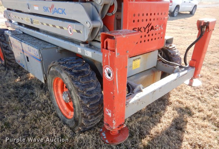 image for item DR8042 Skyjack SJ7135  scissor lift