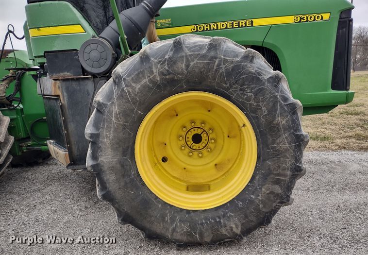 image for item DR8069 1997 John Deere 9300  4WD tractor