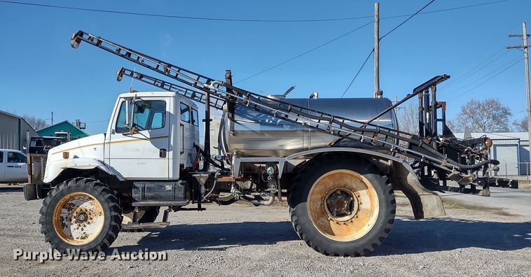 image for item DR8075 1993 Freightliner  applicator truck