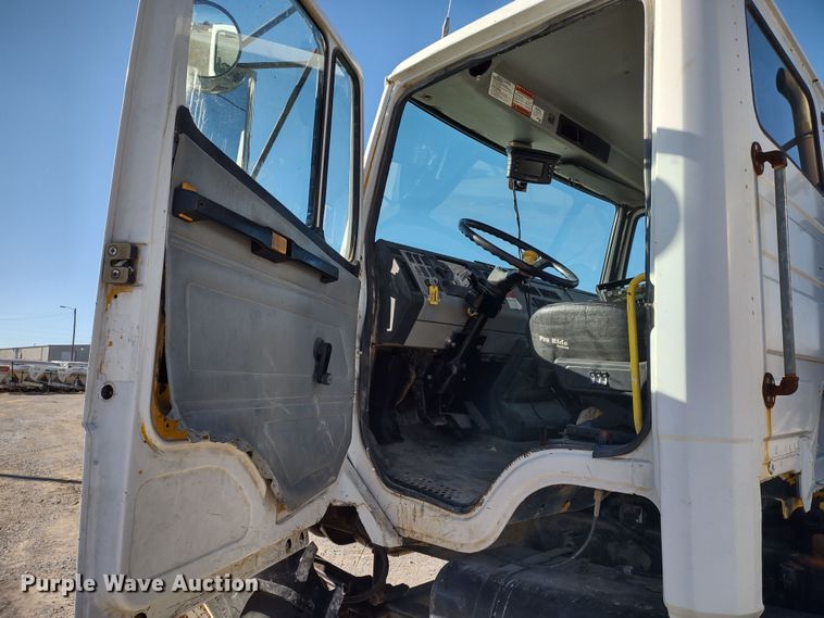image for item DR8075 1993 Freightliner  applicator truck