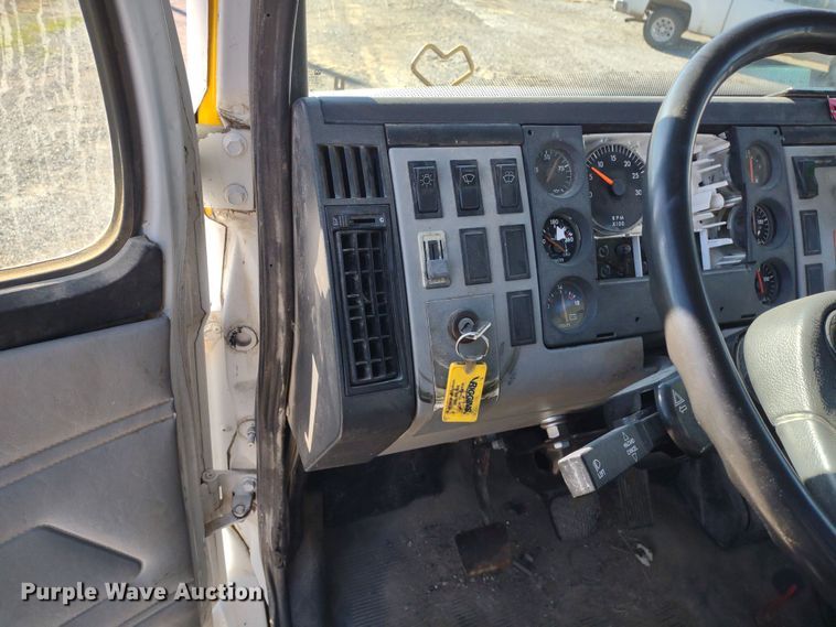 image for item DR8075 1993 Freightliner  applicator truck