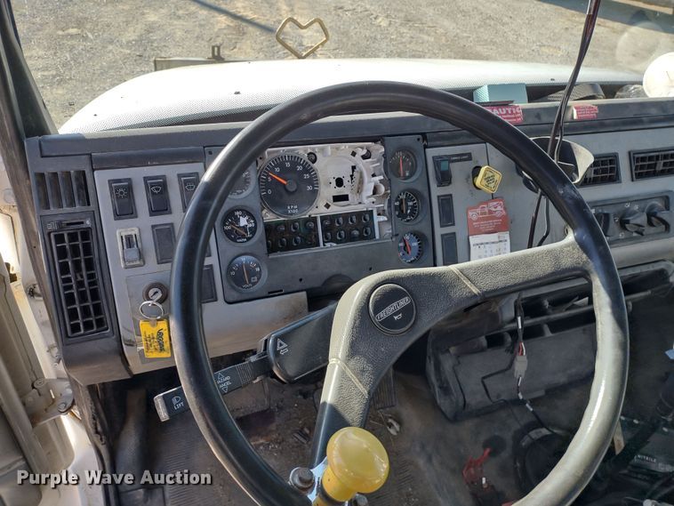 image for item DR8075 1993 Freightliner  applicator truck