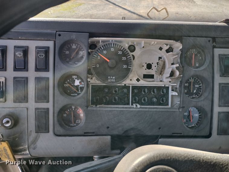 image for item DR8075 1993 Freightliner  applicator truck